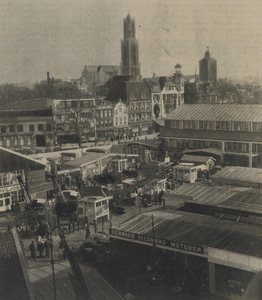 300265 Gezicht over het terrein van de 42e Jaarbeurs (voorjaarsbeurs, Vredenburg) te Utrecht; op de achtergrond de Domtoren.